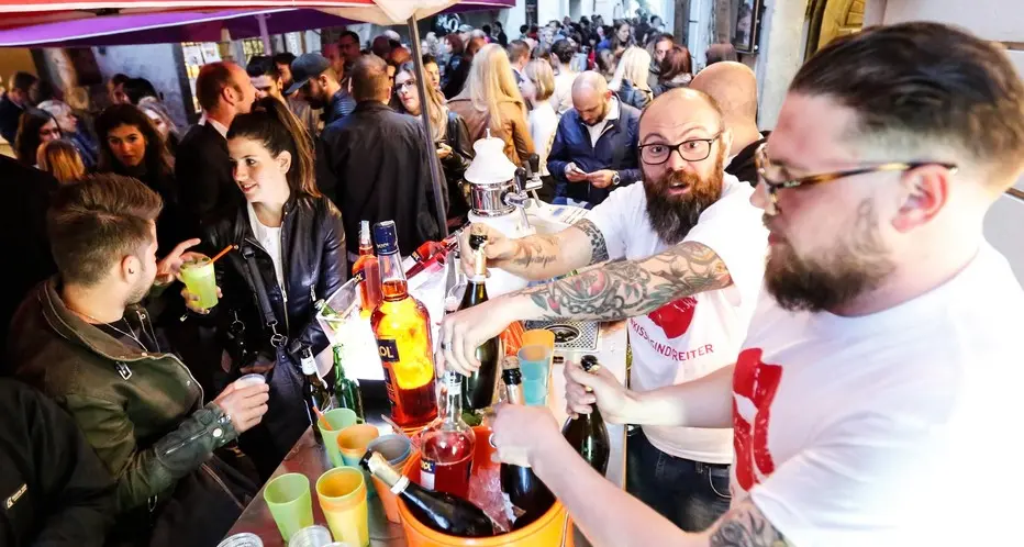 Centinaia alla Festa dei baci di via Streiter
