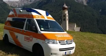 Siusi, atterra in un cortile con il parapendio