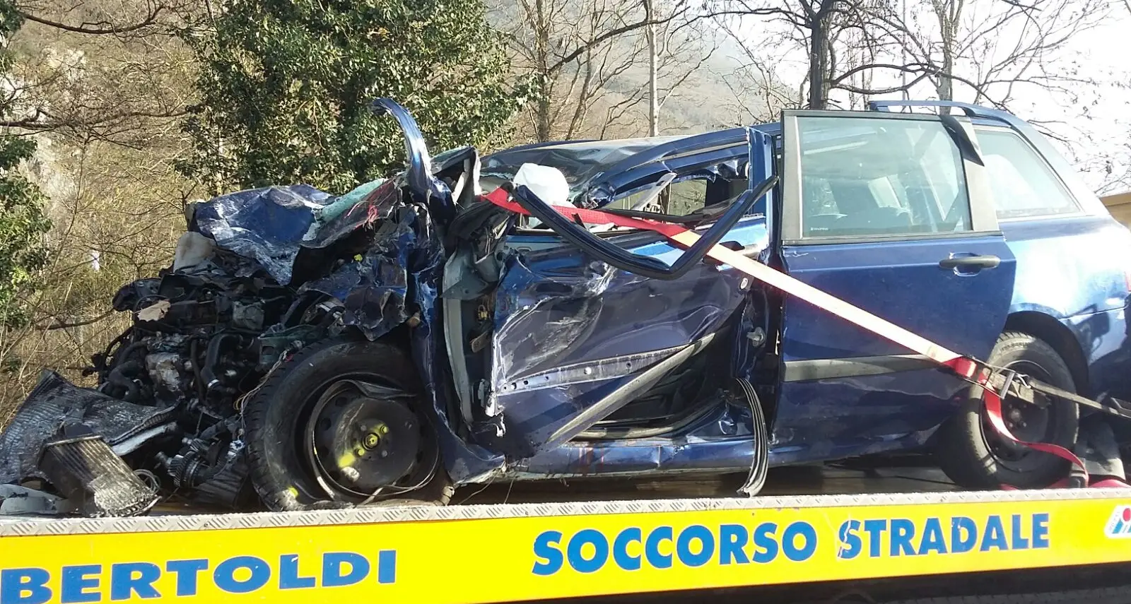 Egna, auto contro tir a San Floriano: grave un trentenne