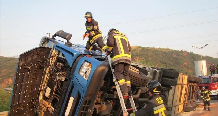 Bolzano, camion frigo si rovescia: traffico in tilt