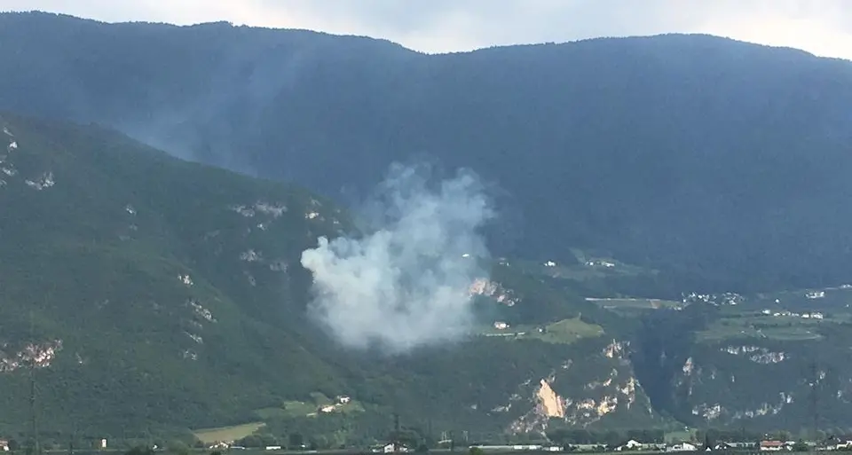 Incendio nei boschi sopra Salorno per un fulmine