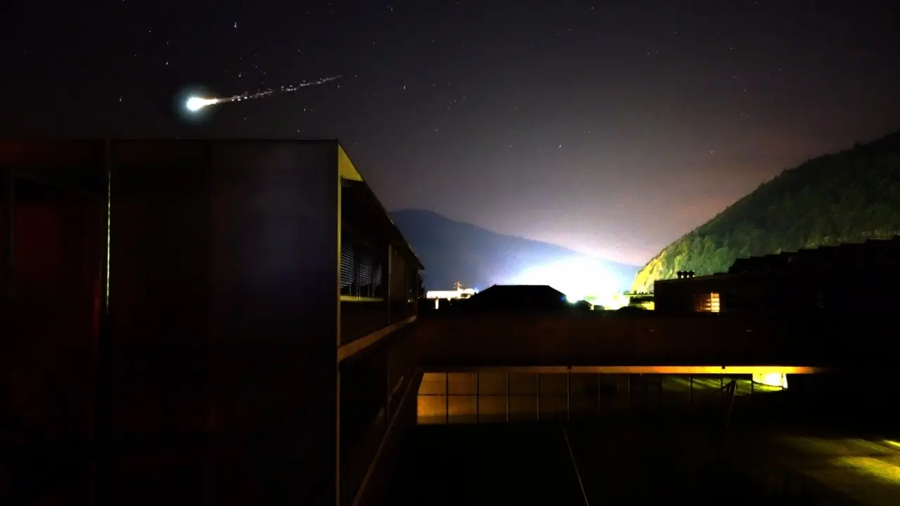 Un meteorite illumina la notte in Alto Adige