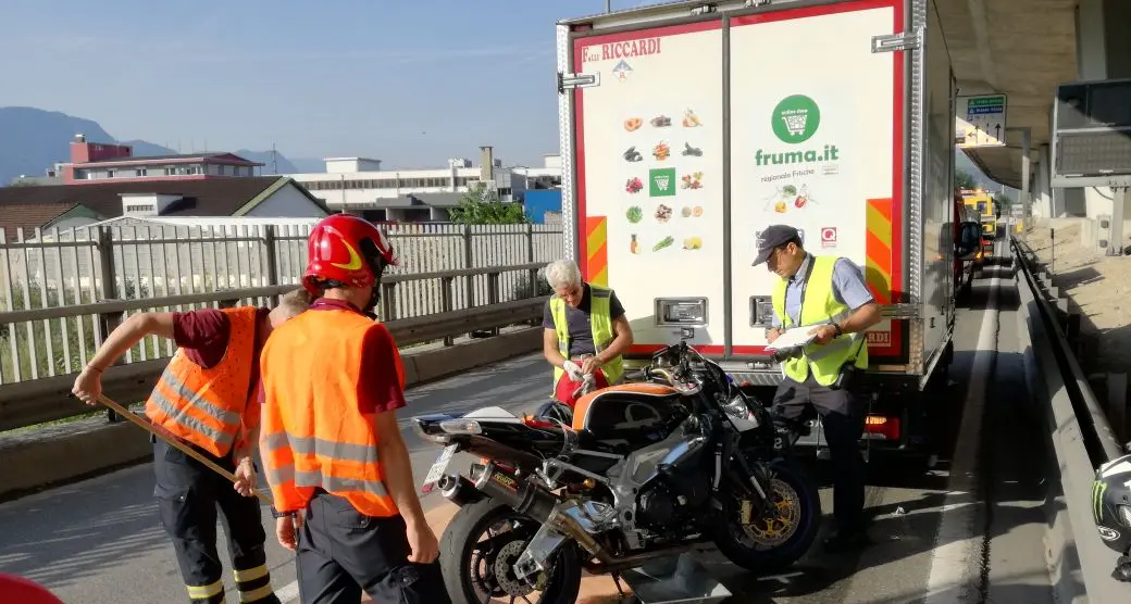 Bolzano, moto contro autocarro in Arginale: traffico paralizzato