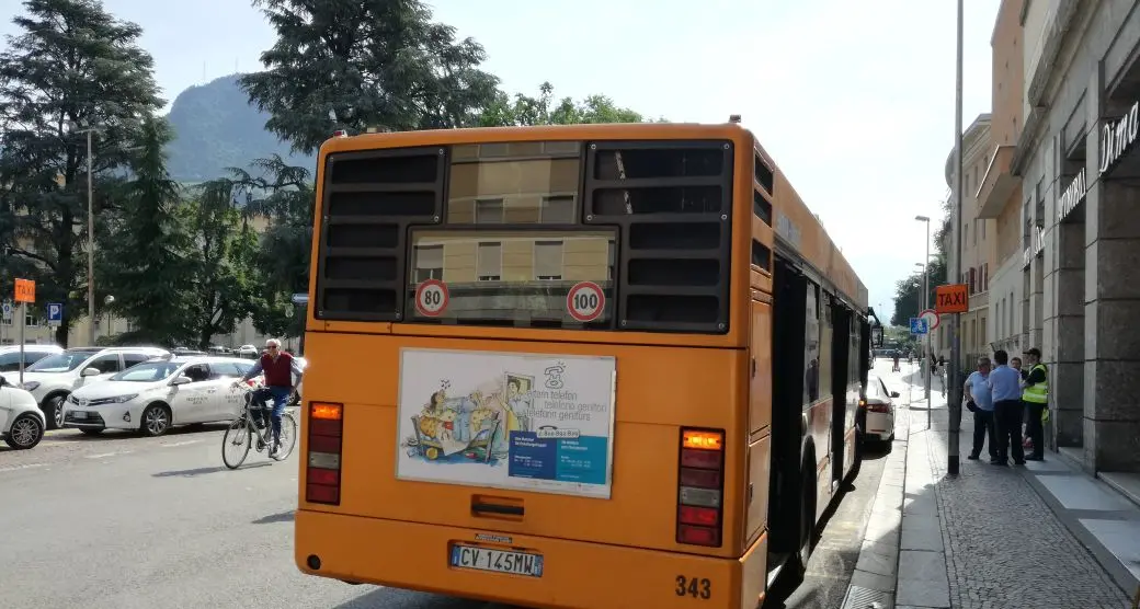 Bolzano, il bus frena bruscamente: ferita una persona