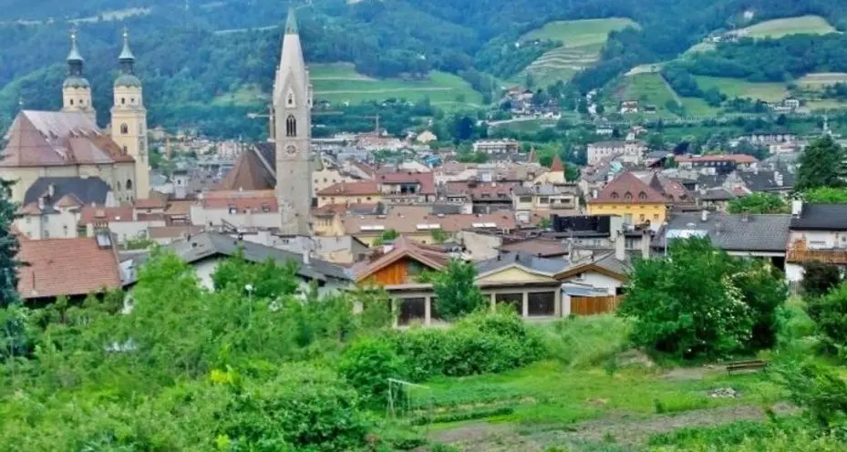 Nuova zona residenziale e parco giochi in via Elvas