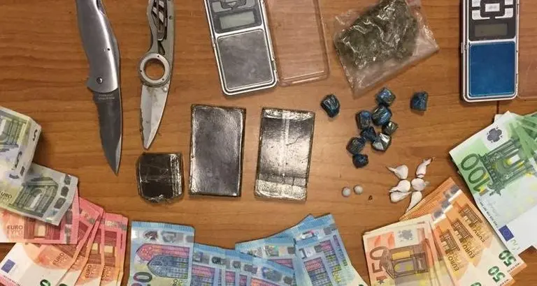 Si tuffano nell’Isarco per arrestare due pusher
