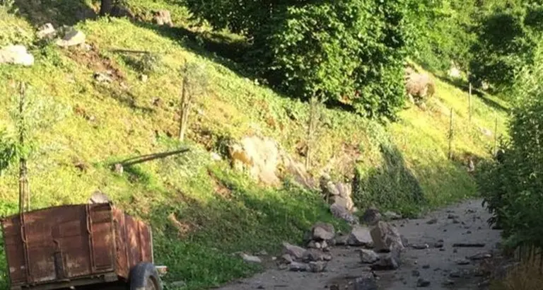 Frana dal monte di Ora, chiusi strada e frutteto