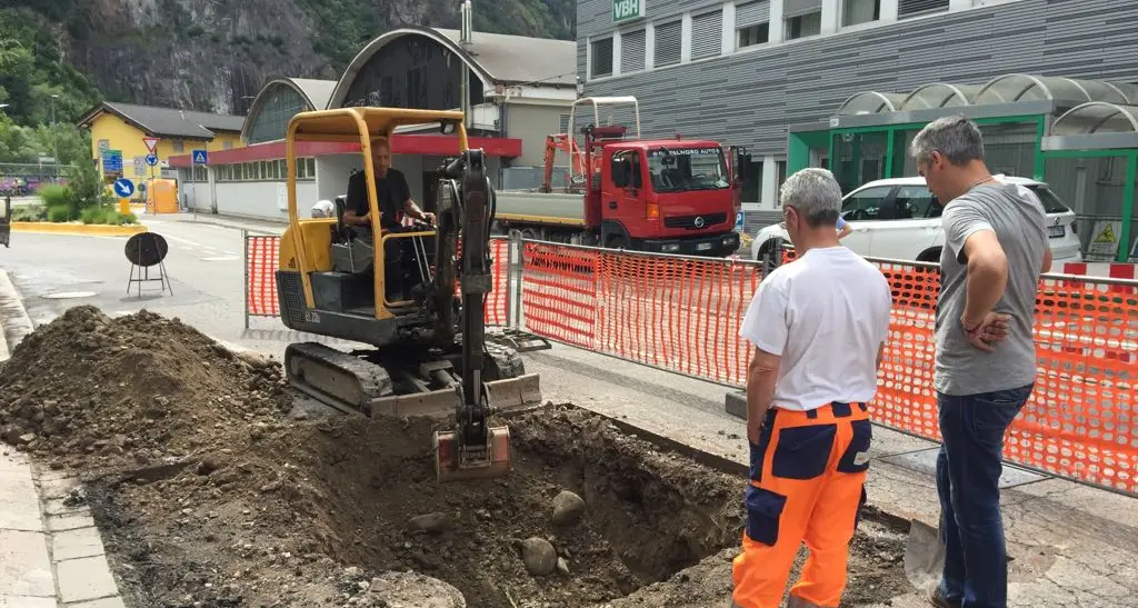 Bolzano, si apre una voragine in via Macello: paura per un furgoncino