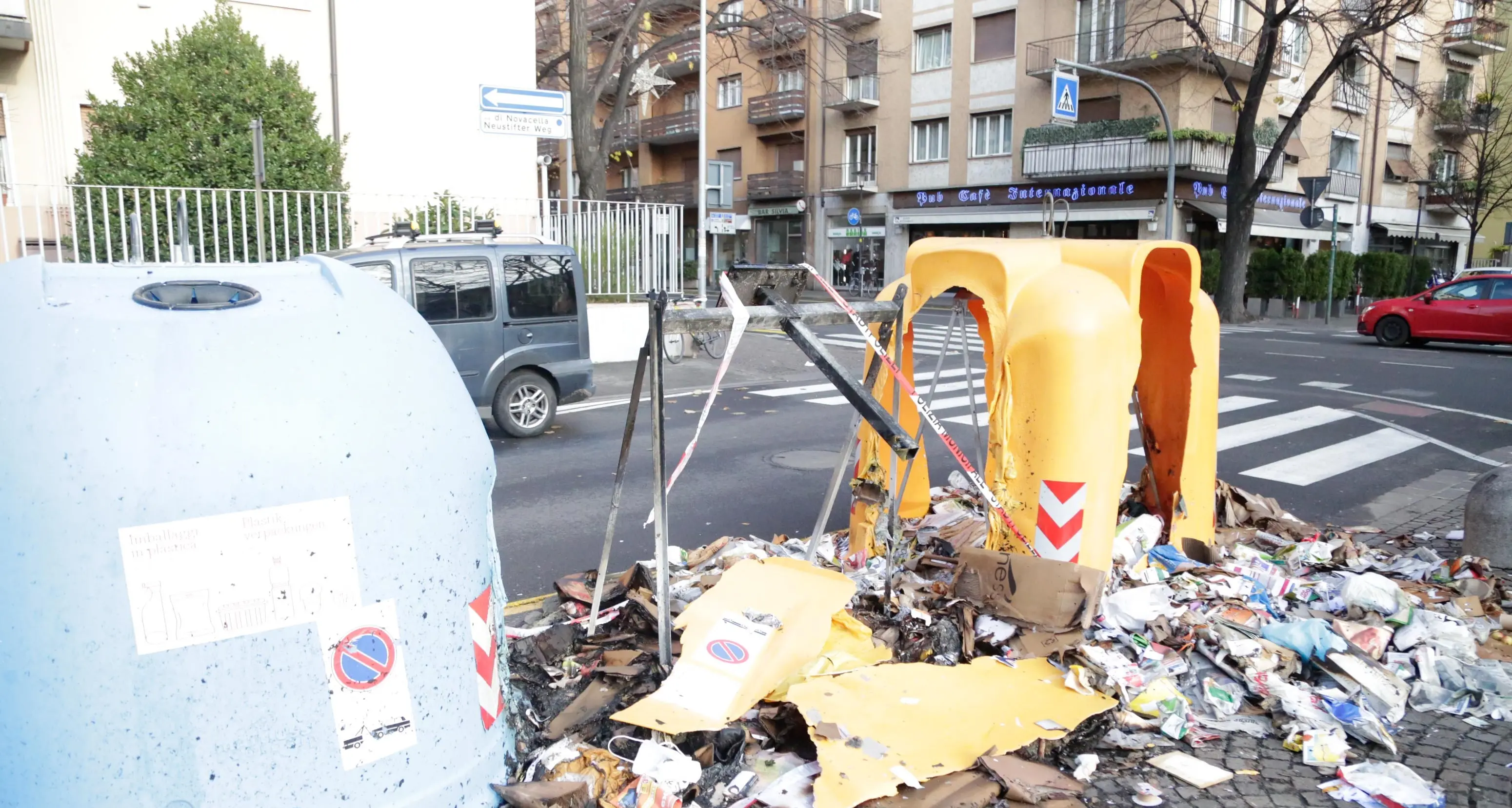 Bolzano, torna in azione il piromane: bruciati due cassonetti in via Similaun e via Penegal