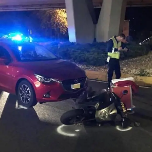 Incidente alla rotonda, travolto sullo scooter