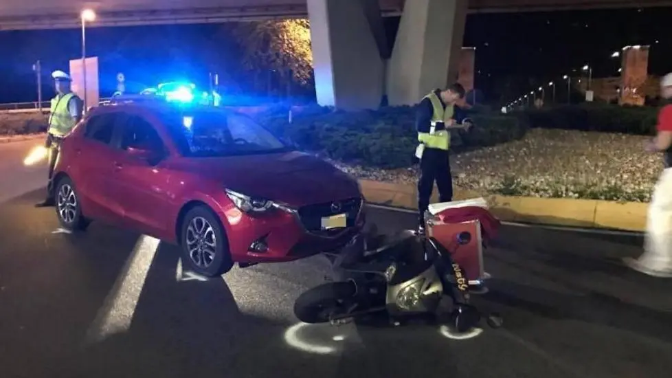 Incidente alla rotonda, travolto sullo scooter