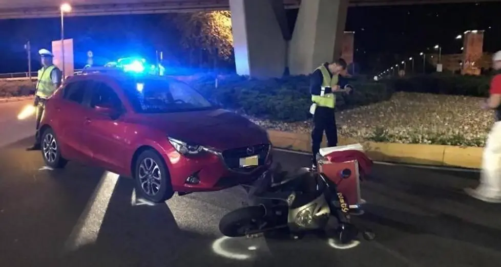 Incidente alla rotonda, travolto sullo scooter