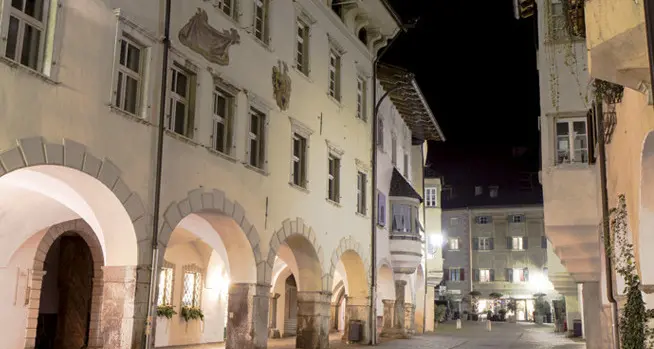 Musica e candele, è romantica la notte nel borgo di Egna