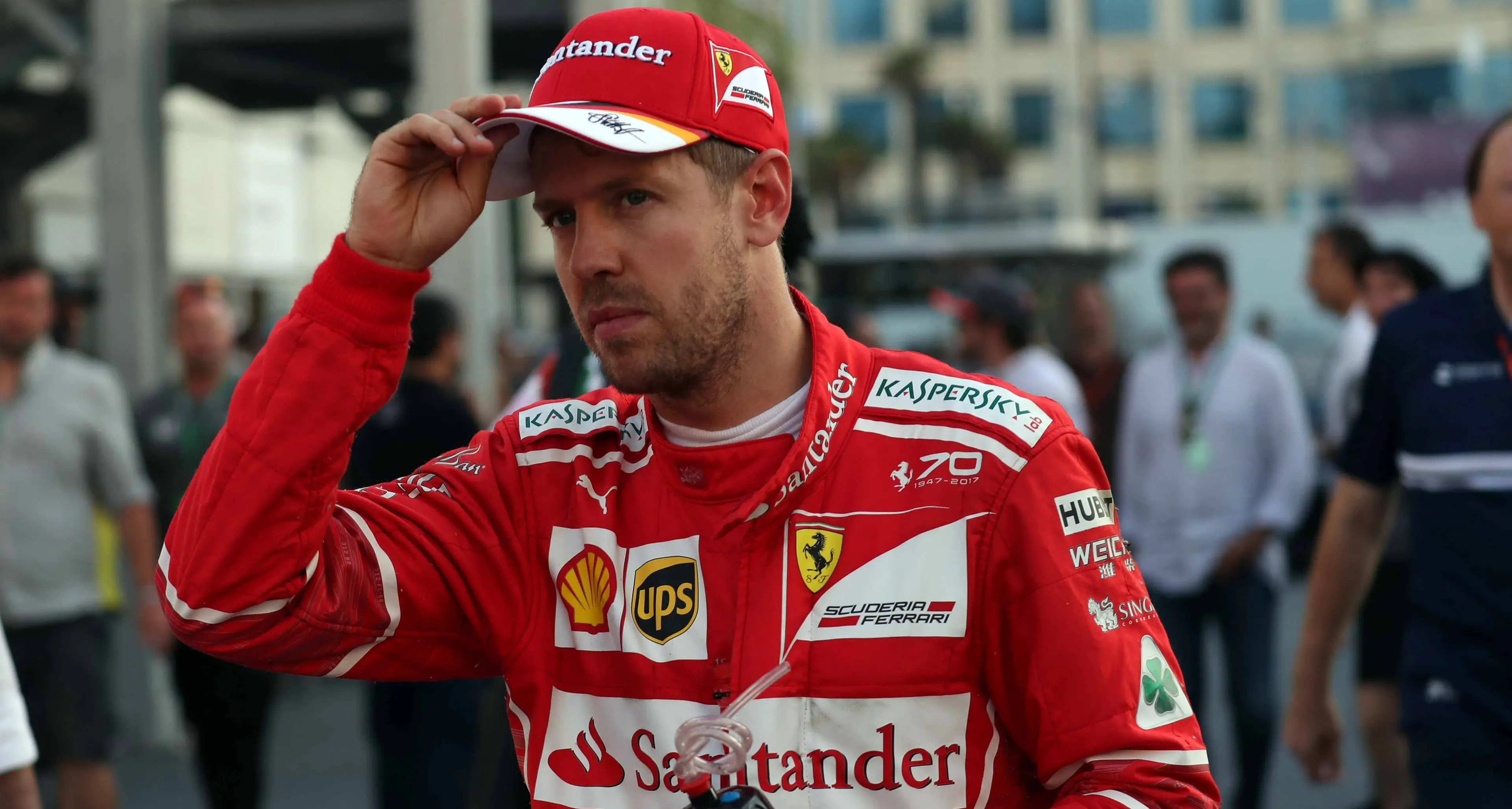 Folle corsa a Baku, tra i litiganti Vettel e Hamilton gode Ricciardo