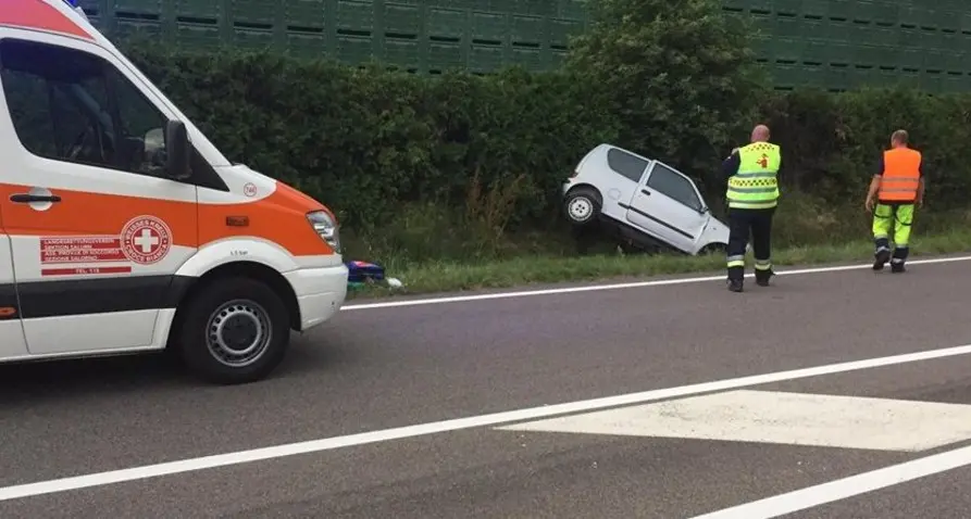 Finisce nel fosso con l’auto Ferita 44enne di Salorno