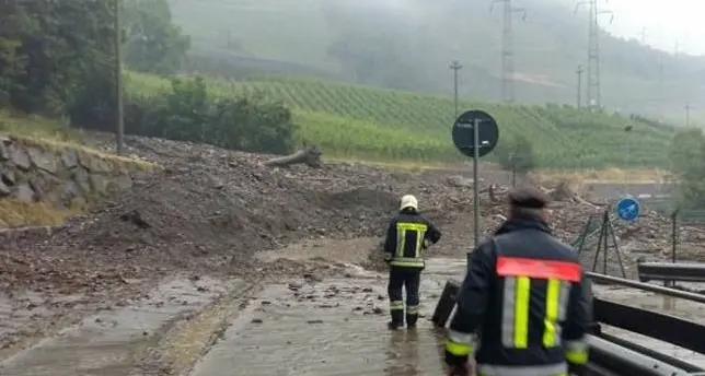 Frane: 21 persone bloccate in sette auto
