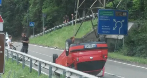 Bolzano, auto si rovescia all'imbocco della Val d'Ega