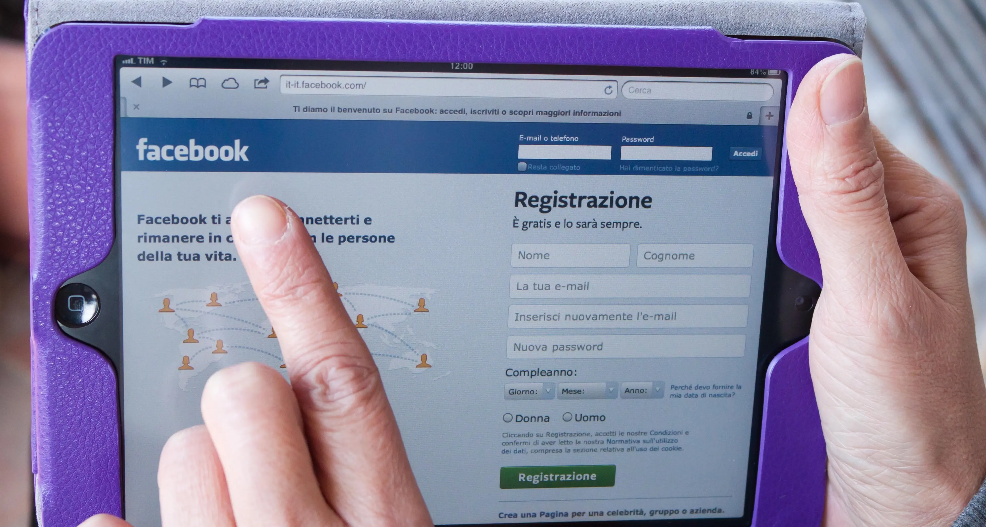 Prof diffamata su Facebook: papà a processo
