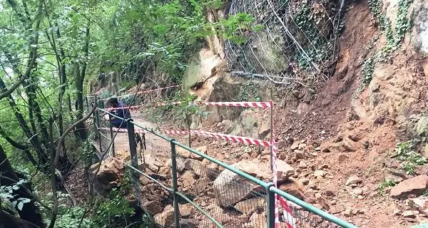 Smottamento sul Guncina: passeggiata chiusa per almeno due settimane