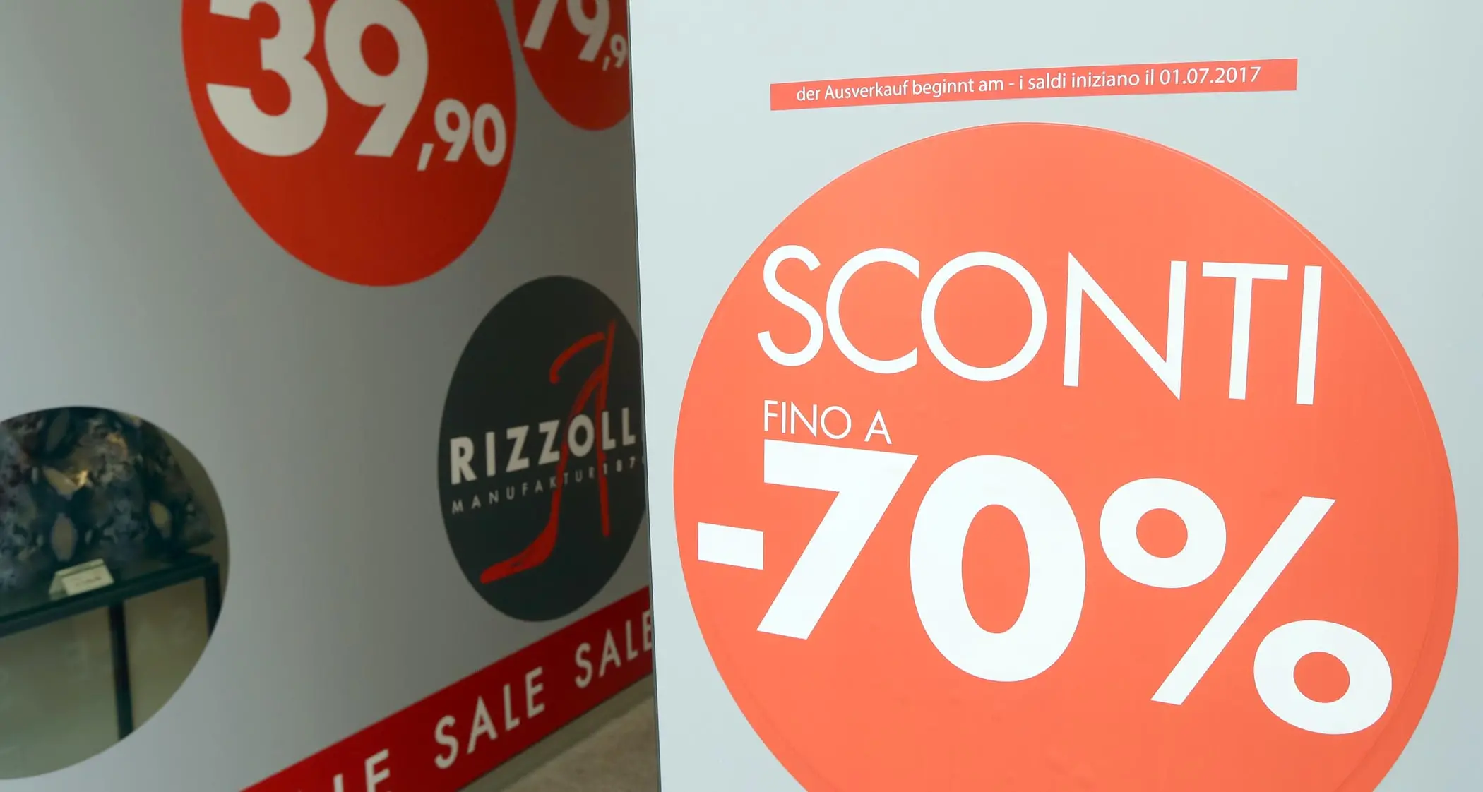 Bolzano, oggi iniziano i saldi:negozi presi d'assalto in centro e nei megastore