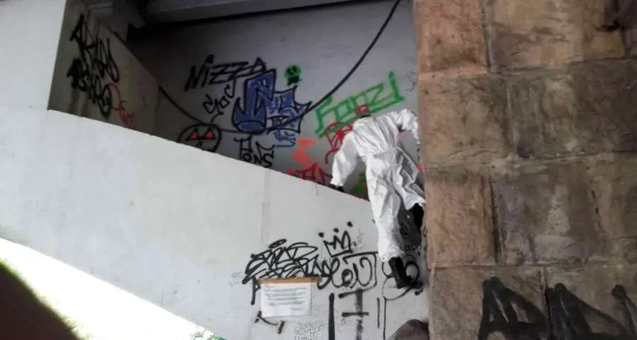 Bolzano, due sgomberi dei vigili sotto ponte Druso e in piazza Verdi
