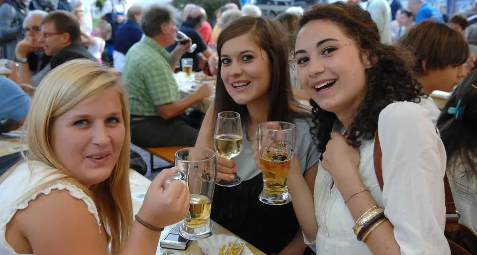 Feste, il Comune di Bolzano vieta vetro e lattine