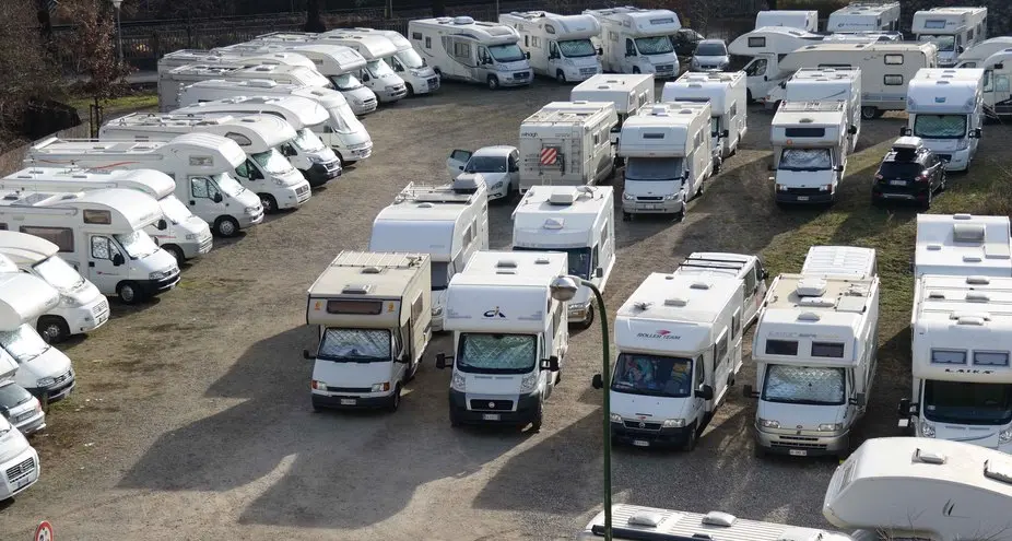 Il parcheggio al Bersaglio diventa un’area camper