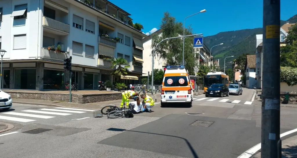 Bolzano, scontro tra cicliste in via Fago