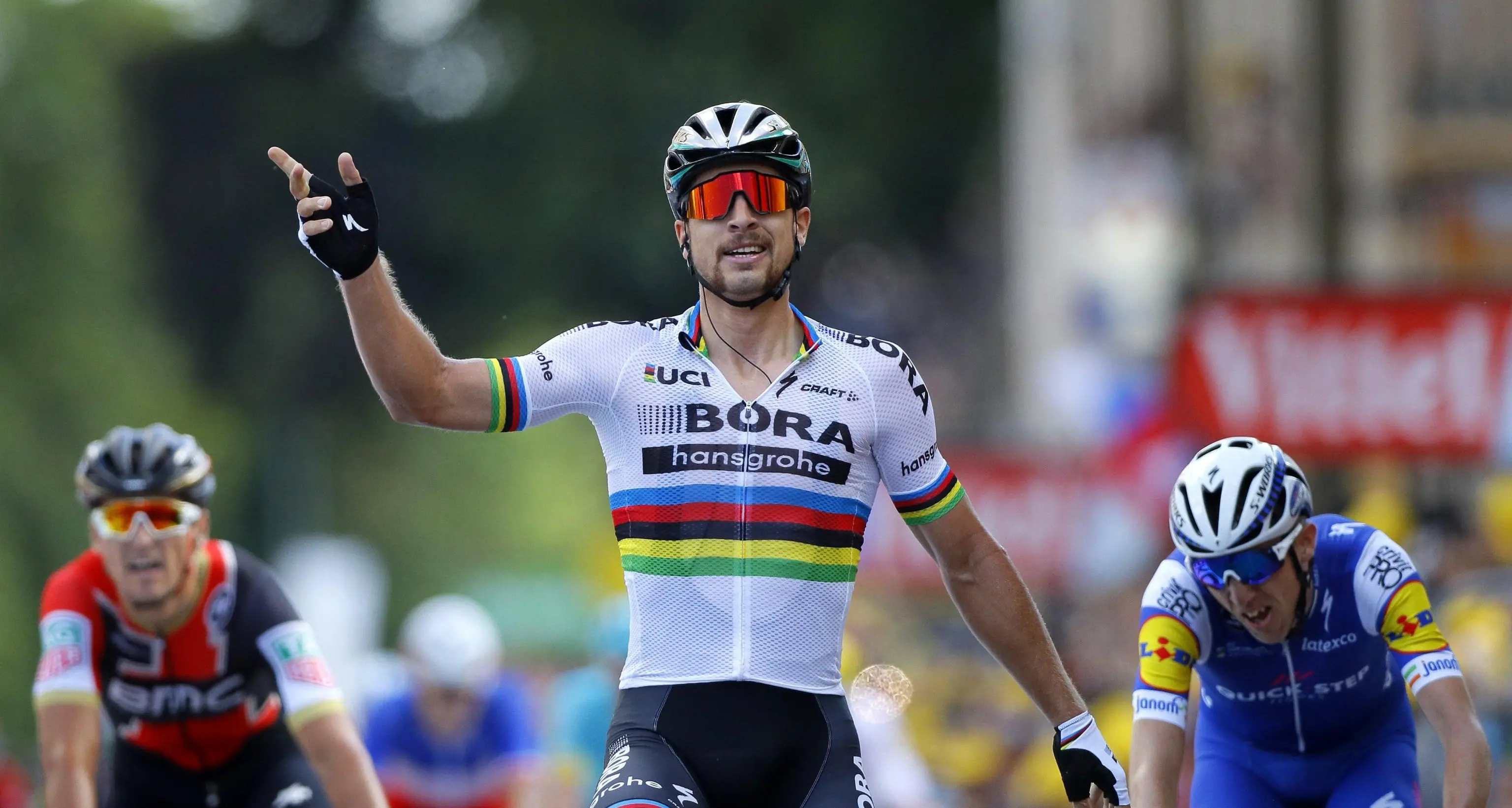 Un altro numero di Sagan: scarpa fuori dal pedale, ma vince lo stesso