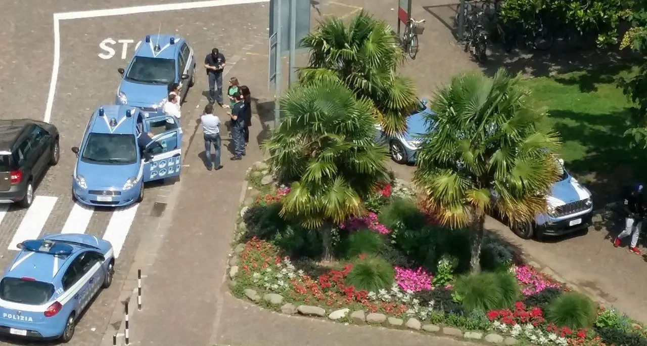 Via Palermo, la polizia ferma un giovane sospetto con una borsa da donna