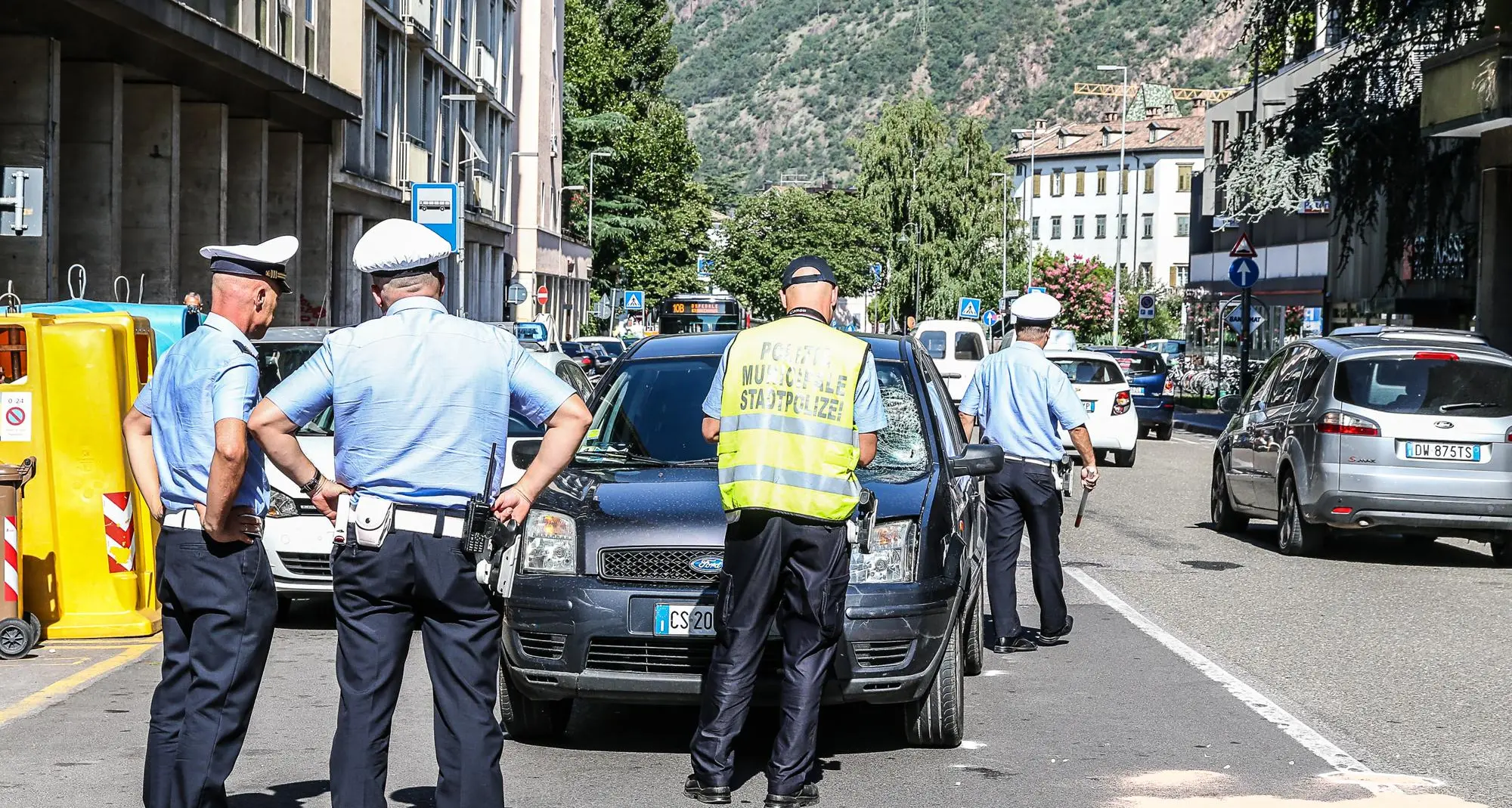 Bolzano, pedone investito: appello dei vigili al testimone oculare