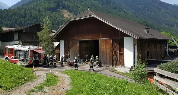 Luson, fienile in fiamme: mobilitati i vigili del fuoco di Varna, Luson e Bressanone