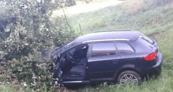Giù per la scarpata con l’auto: salvo