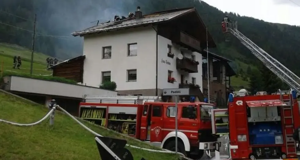 Stalla e fienili distrutti dal fuoco