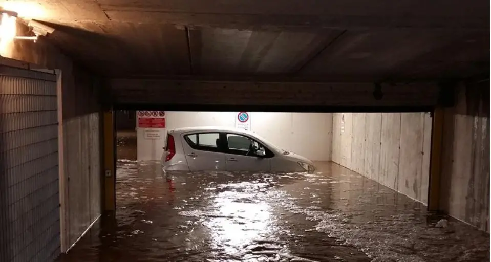 Maltempo, Bolzano per una notte sott'acqua: oltre 60 interventi dei pompieri, decine di auto danneggiate