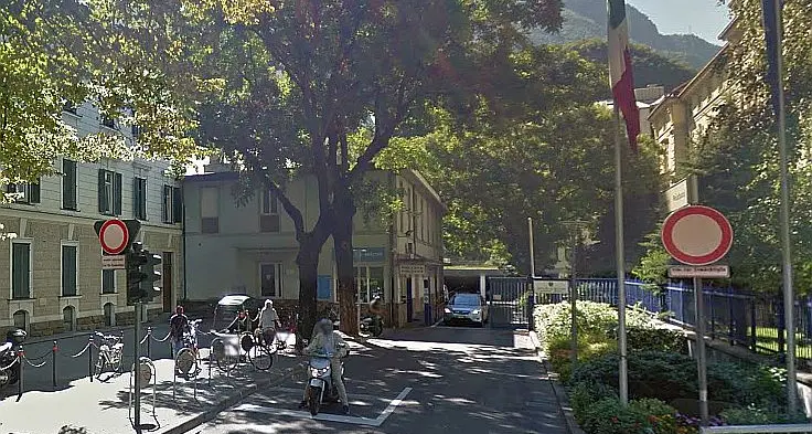Va in questura per protestare e finisce in manette