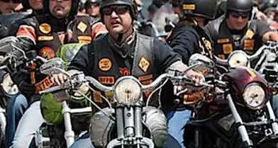 Venti motociclisti finiscono in piazza delle Erbe in centro a Bolzano