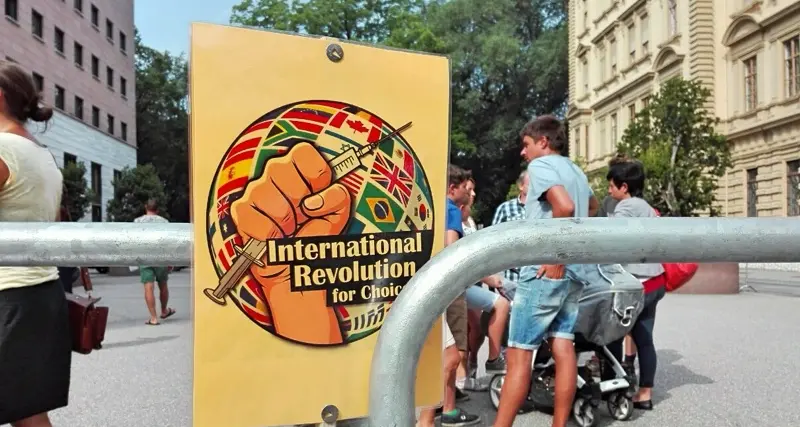 Bolzano, cento attivisti del fronte \"No Vax\" protestano davanti alla Provincia