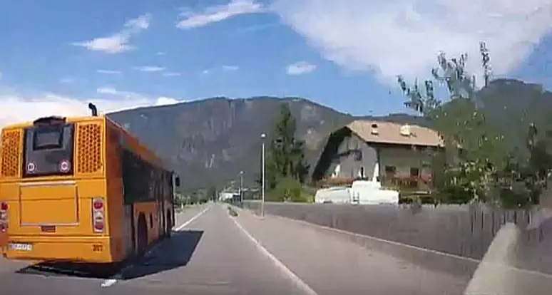 Le «corse pazze» di un autista Sasa