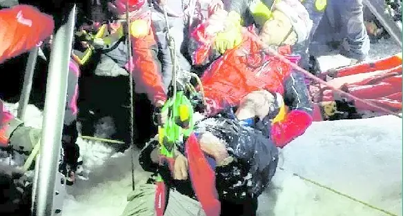 Cade nel crepaccio allo Stelvio, salvato in extremis