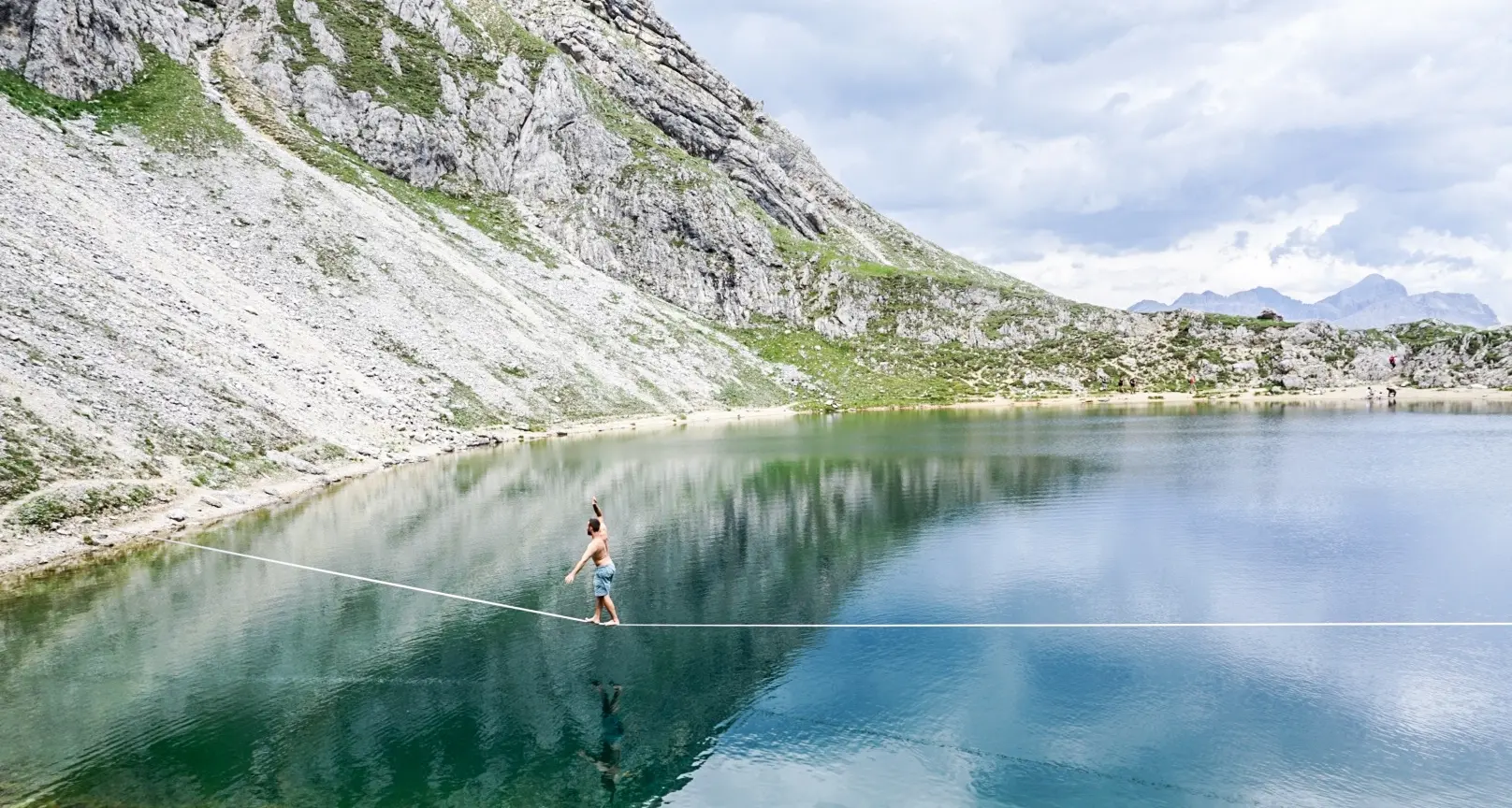 Slackline, al lago Boè uno spettacolo di equilibrio nel cuore delle Dolomiti