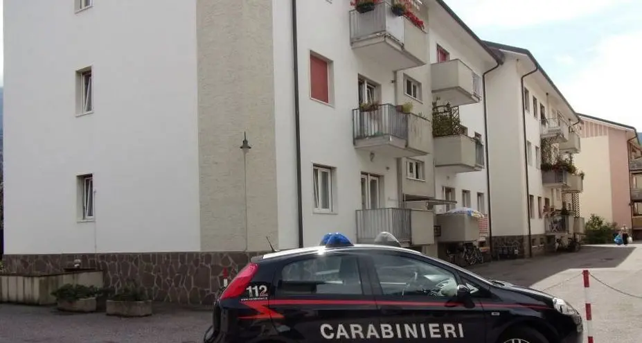 I ladri entrano in casa e rubano una cassaforte
