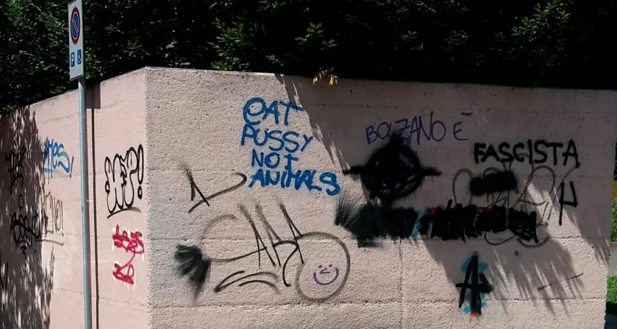 La Seab inizia a ripulire i graffiti sui muri di Bolzano