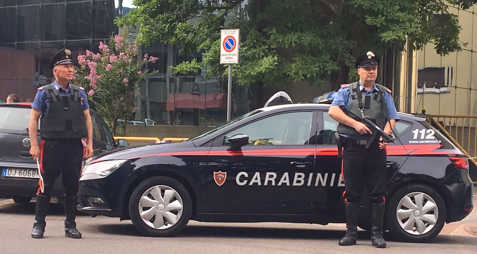 Picchia la fidanzata e minaccia i carabinieri, arrestato