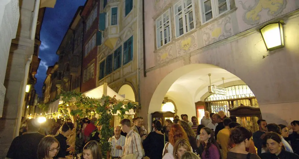 Cadono le stelle, si alzano i bicchieri: i Portici di Bolzano si trasformano per la notte di San Lorenzo