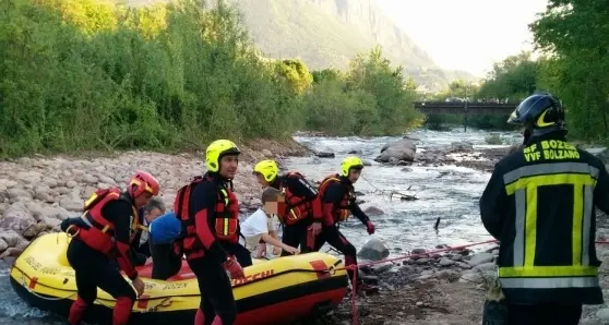 Bloccati nel Talvera, padre e figlio salvati dai pompieri a Bolzano