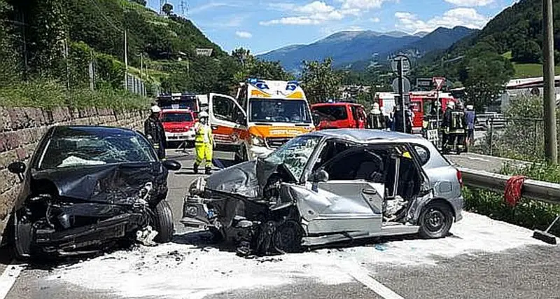 Violento frontale a Chiusa, due feriti gravi