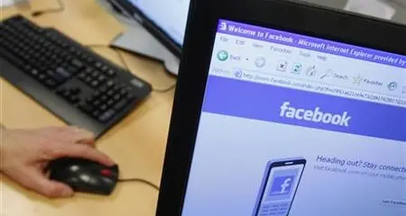 Bolzano: dipendenti comunali, basta facebook