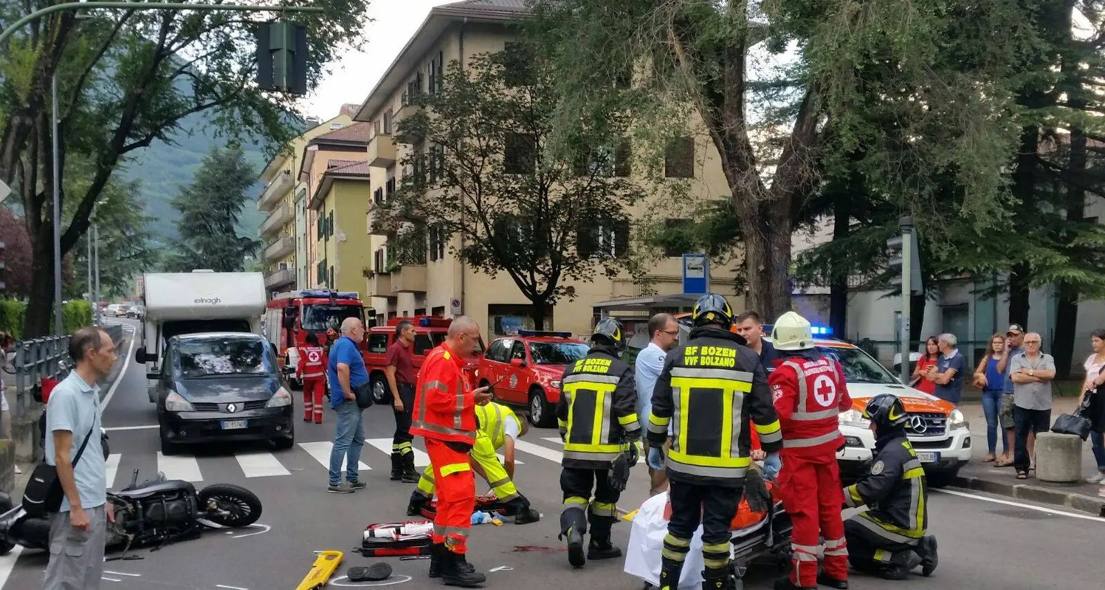 Auto contro scooter, anziano rischia di perdere il piede destro