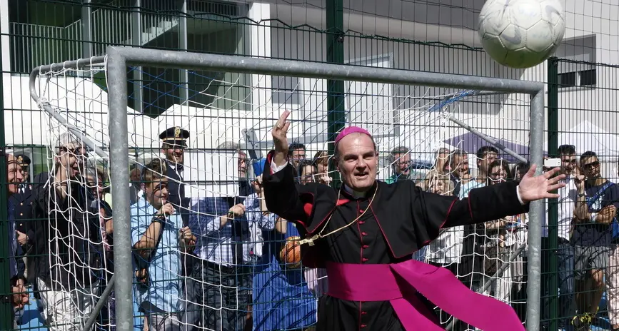 Negozi aperti di domenica, l'altolà del vescovo